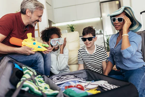 Happy Family Having Great Time Packing Summer Holidays — Fotografie, imagine de stoc