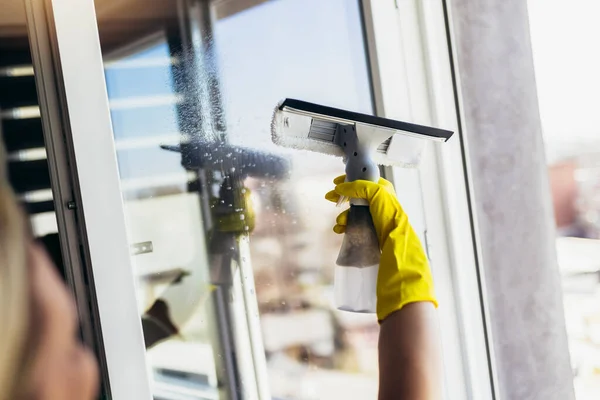 Happy Beautiful Woman Wearing Protective Gloves Cleaning Window Spraying Cleaning — ストック写真