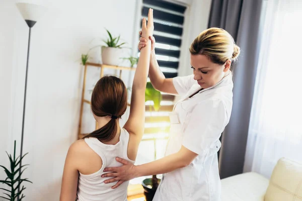 Teen Girl Having Chiropractic Back Adjustment Osteopathy Physiotherapy Kinesiology Bad — Stock Photo, Image