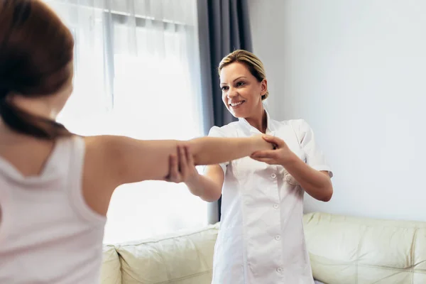 Physikalische Therapie Für Kinder Fehlhaltungen Korrigieren — Stockfoto