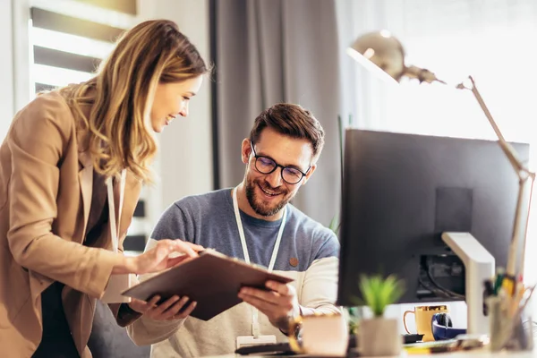 Pareja Feliz Haciendo Negocios Juntos Trabajando Una Pequeña Oficina — Foto de Stock