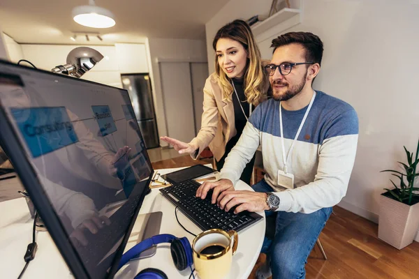 Küçük bir ofiste birlikte iş yapan mutlu çift.