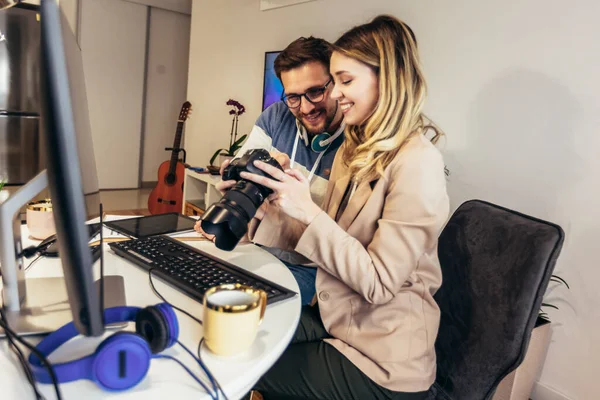 ofiste çalışan foto muhabirleri