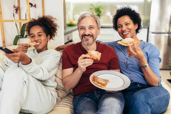 Happy Family Sharing Pizza Together Home — Stockfoto