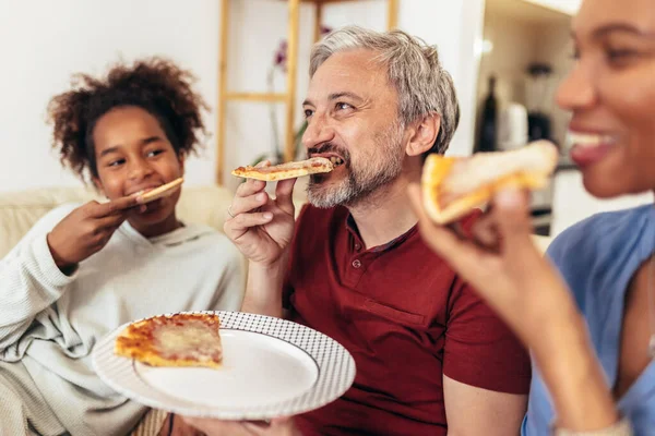 Счастливая Семья Делит Пиццу Вместе Дома — стоковое фото