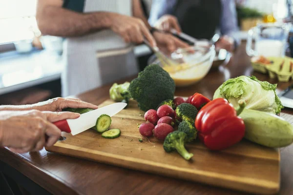 Grupo Amigos Seniores Jantar Casa Cozinhar Fechar — Fotografia de Stock