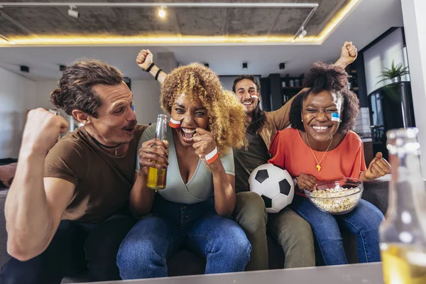 Genç Bir Grup Televizyonda Spor Izliyor Tezahürat Yapıyor Duygusal Futbol — Stok fotoğraf