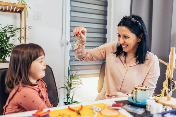 Mother Little Preschooler Daughters Have Fun Making Bracelets Home Together —  Fotos de Stock