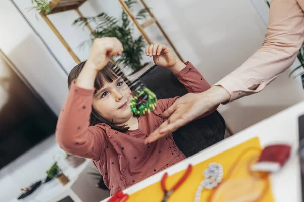 Mother Little Preschooler Daughters Have Fun Making Bracelets Home Together — Stok fotoğraf