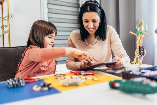 Mother Little Preschooler Daughters Have Fun Making Bracelets Home Together —  Fotos de Stock