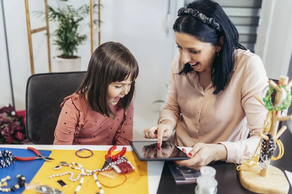 Mother Little Preschooler Daughters Have Fun Making Bracelets Home Together — Fotografia de Stock