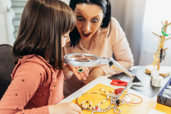 Mother Little Preschooler Daughters Have Fun Making Bracelets Home Together — Fotografia de Stock