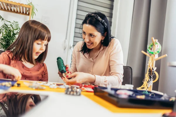 Mother Little Preschooler Daughters Have Fun Making Bracelets Home Together — Fotografia de Stock