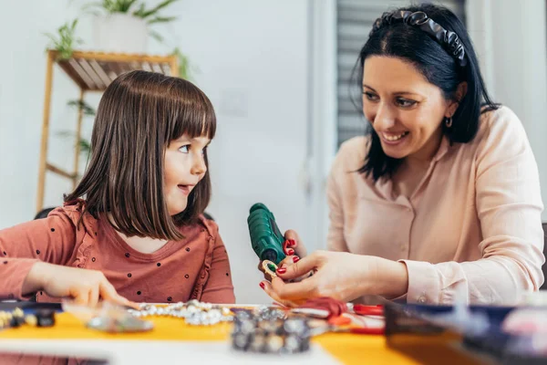 Mother Little Preschooler Daughters Have Fun Making Bracelets Home Together — Fotografia de Stock