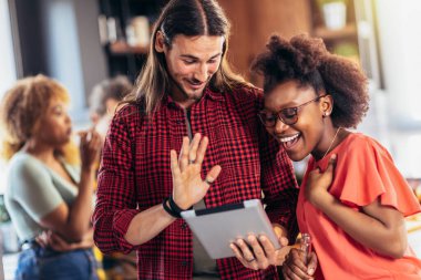 Çift tablet izlerken eğleniyor.