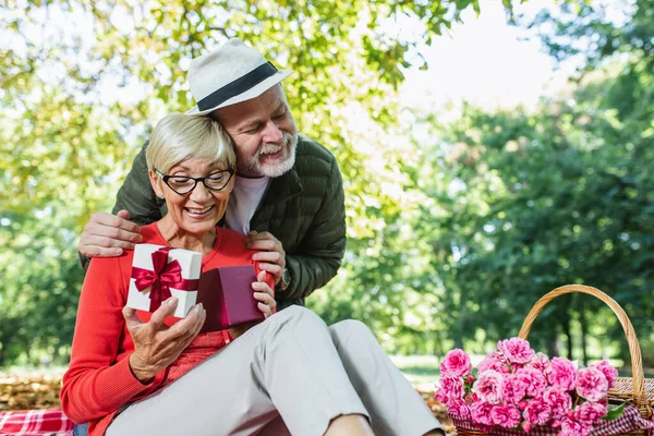 Coppia Felice Uomo Anziano Sorpresa Dando Confezione Regalo Sua Moglie — Foto Stock