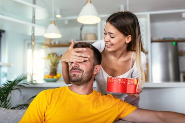 sarılmakla hediye kutusu evde mutlu çift