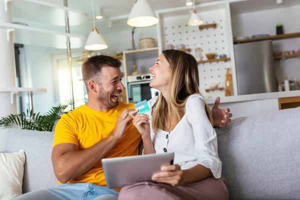 Happy Young Couple Shopping Online Digital Tablet Credit Card Home — Φωτογραφία Αρχείου