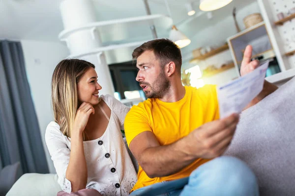 Worried Couple Checking Bank Account Trouble Sitting Couch Living Room — Φωτογραφία Αρχείου
