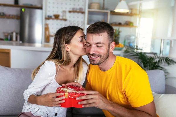 Happy Couple Gift Box Hugging Home — Stock Photo, Image
