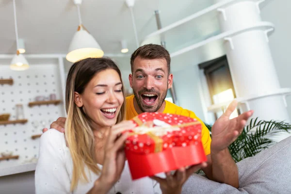Glückliches Paar Mit Geschenkbox Das Sich Hause Umarmt — Stockfoto