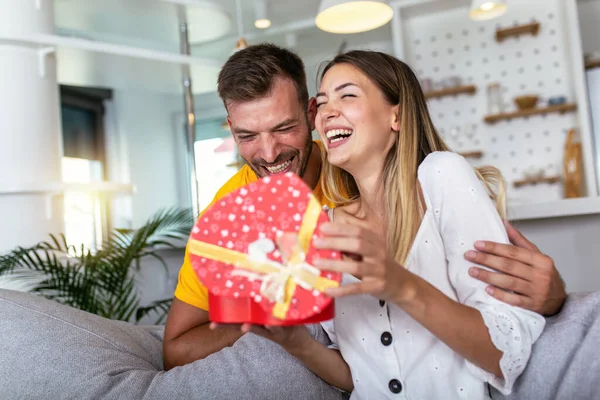 Szczęśliwa Para Gift Box Przytulanie Domu — Zdjęcie stockowe