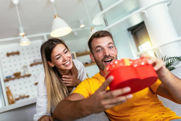 Glückliches Paar Mit Geschenkbox Das Sich Hause Umarmt — Stockfoto