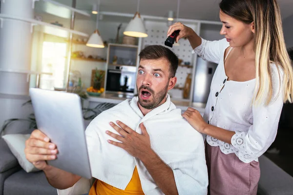 Young Woman Cutting Man Hair Using Electric Razor Machine Home — Φωτογραφία Αρχείου