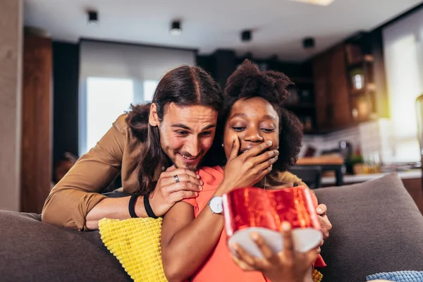 Junges Paar Feiert Hause Mann Schenkt Seiner Freundin — Stockfoto