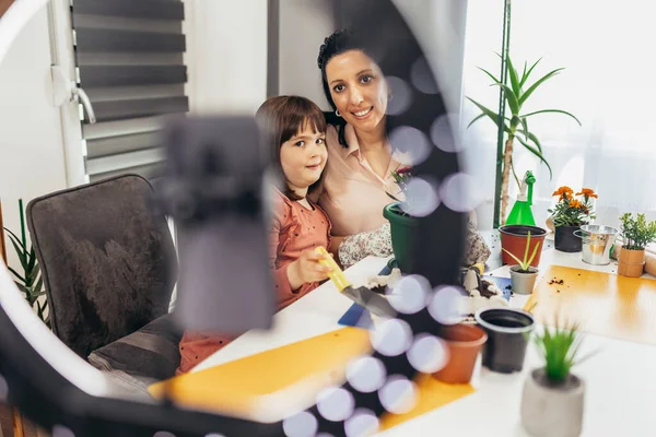 Plantas Cuidados Mãe Filha Oficina Estúdio Gravação Vídeo — Fotografia de Stock