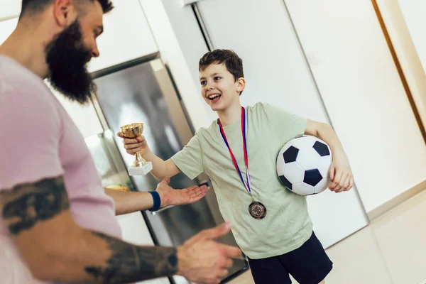 Orgoglioso Padre Sente Così Entusiasta Vedere Suo Figlio Medaglia Trofeo — Foto Stock