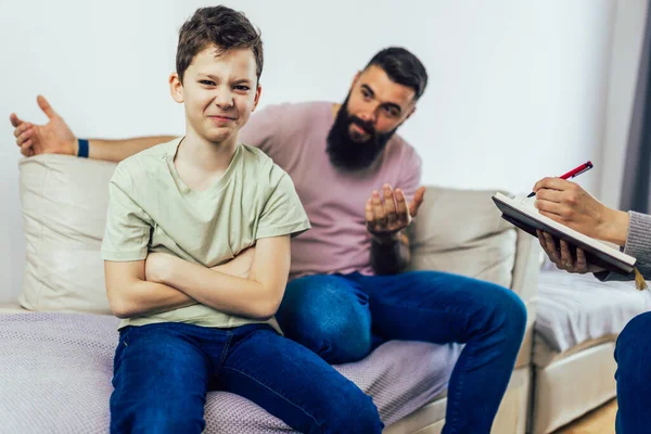 Internetberoende Pojke Besöker Terapeut Med Sin Far — Stockfoto