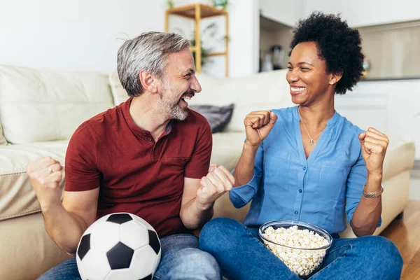 Pareja Aficionados Deporte Viendo Partido Fútbol Televisión — Foto de Stock