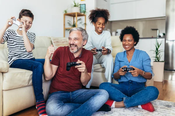 Familia Sonriente Disfrutando Del Tiempo Juntos Casa Sentados Sofá Sala — Foto de Stock