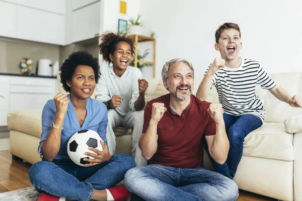 Heyecanlı Aile Futbolu Hayranları Birlikte Maç Izleyip Golü Kutluyorlar — Stok fotoğraf