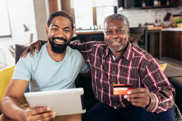 Leende Far Och Son Som Använder Digital Surfplatta Och Kreditkort — Stockfoto