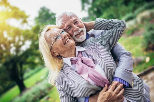 在公园里 年长的 活跃的高加索人夫妻拥抱在一起看起来很快乐 — 图库照片