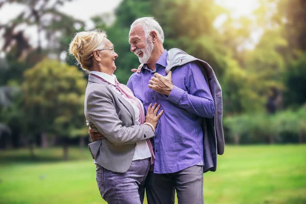 Retrato Una Hermosa Pareja Ancianos Posando Parque —  Fotos de Stock