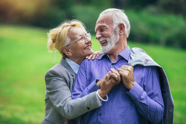 Portret Pięknej Pary Seniorów Pozujących Parku — Zdjęcie stockowe