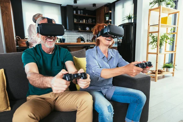 Grupp Medelålders Vänner Ler Gärna Spela Spel Med Glasögon Hemma — Stockfoto