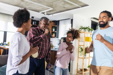 evde mikrofonlar ile aile şarkı karaoke
