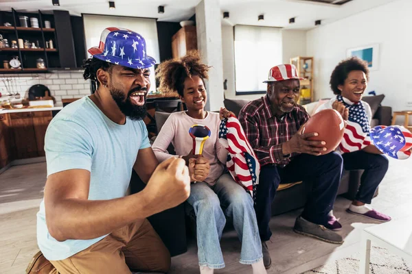 Mutlu Çok Nesil Aile Izlerken Futbol Maçı Evde Oturma Odasında — Stok fotoğraf