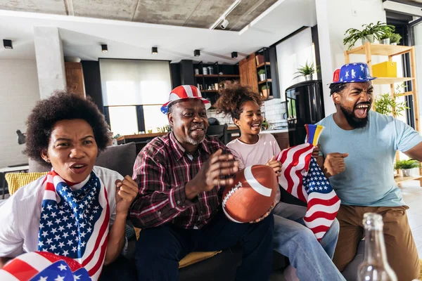 Glückliche Mehrgenerationenfamilie Schaut Fußballspiel Heimischen Wohnzimmer Fernsehen — Stockfoto