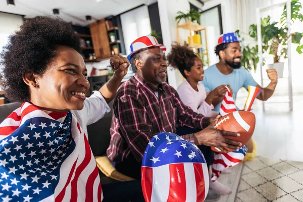 Glückliche Mehrgenerationenfamilie Schaut Fußballspiel Heimischen Wohnzimmer Fernsehen — Stockfoto