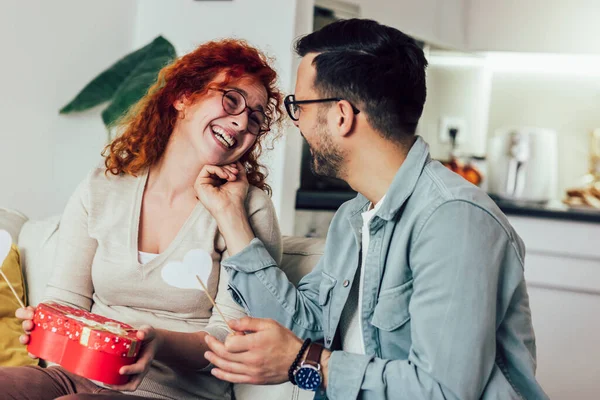 Feliz Pareja Sonriente Enamorada Celebrando Aniversario Relación Casa Jóvenes Divirtiéndose — Foto de Stock