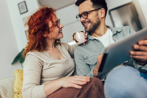 Pareja Joven Viendo Contenido Multimedia Línea Una Tableta Sentada Sofá — Foto de Stock