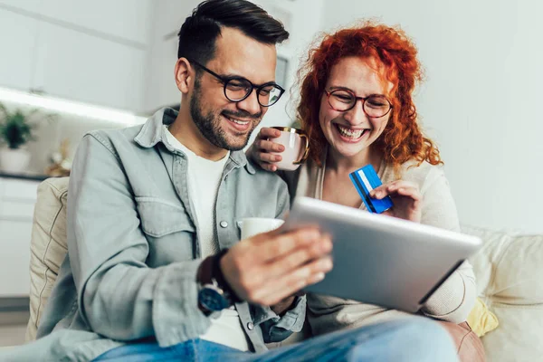 Pareja Joven Comprando Internet Usando Tableta Digital Tarjeta Crédito — Foto de Stock