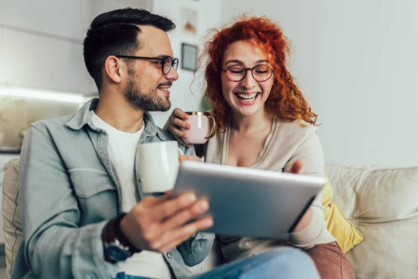 Genç Bir Çift Oturma Odasındaki Kanepede Oturup Internetten Medya Içeriğini — Stok fotoğraf