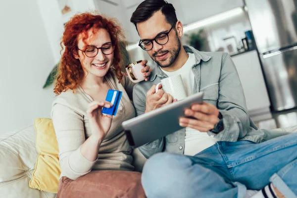 Young Couple Buying Internet Using Digital Tablet Credit Card — Stock Photo, Image