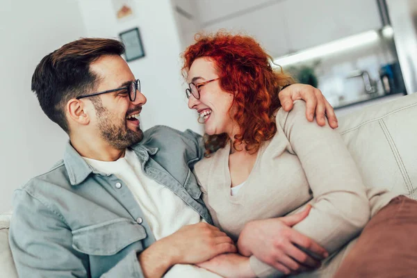 Junges Glückliches Paar Hat Spaß Während Sich Hause Über Etwas — Stockfoto